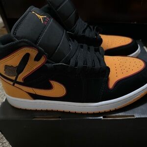 Men’s Size 9.5 - Air Jordan 1 SE Vivid Orange FJ4923008